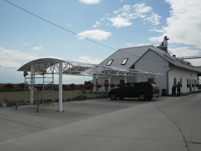 Fedett autóbeálló